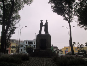 Памятник от города Лимы её освободителю адмиралу Берграссу дю ПетиТуару.