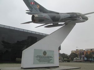 СУ-22 на постаменте перед Главным Штабом ВВС Перу.