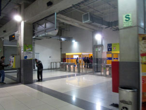 Кассы и перроны метро. Но вместо поездов под землёй или над землёй, в Лиме ходят автобусы по выделенным полосам дороги.