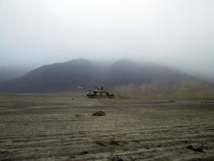 Танк Т-90С едет по пустыне.