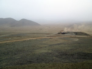 Танк Т-90С перескакивает через препятствие.